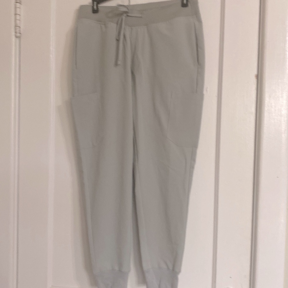 COPY - SIZE SMALL PETITE MANDALA SCRUB/JOGGER SET IN LIGHT GRAY